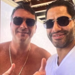 Foto de 2022 mostra Flávio Bolsonaro ao lado de Sicário de Daniel Vorcaro