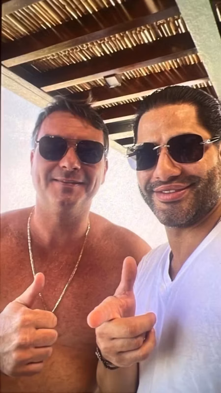 Foto de 2022 mostra Flávio Bolsonaro ao lado de Sicário de Daniel Vorcaro