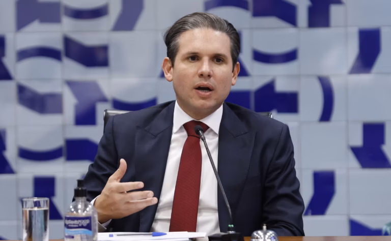 Motta acusa STF de criminalizar política após bloqueio de R$ 119 mi de Valdemar