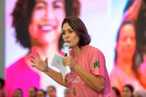 Michelle adia definição sobre Senado e PL mantém Izalci como plano no DF