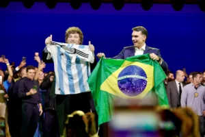 Flávio Bolsonaro usa IA atribuída ao pai em convenção do PL