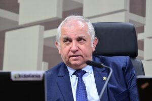 Izalci se prepara para disputar Senado se Michelle Bolsonaro desistir no DF