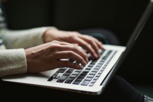 Cerca de 400 jornais dos EUA processam OpenAI e Microsoft por uso de conteúdo