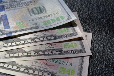 Fluxo cambial vira para saída de US$ 1,028 bi, mas 2026 segue positivo