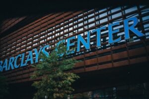 Barclays anuncia recompra de £ 1 bi após lucro subir 31% no trimestre