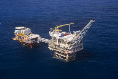 Trump recua de taxa em Ormuz, e Brent sobe 1,72% a US$ 84,73