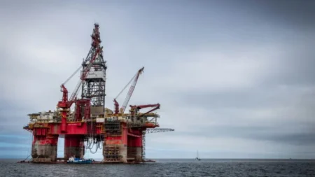 Brent cai abaixo de US$ 90 após dois dias sem ataques diretos entre EUA e Irã