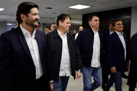 Tarcísio abraça Flávio Bolsonaro em SP e acirra divisão no União-PP