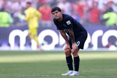 Pulisic sofre microfratura na perna e desfalca Milan por até 6 semanas