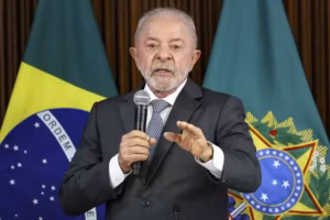 Lula chama taxa de Trump em Ormuz de ‘pirataria’ e prevê pressão nos preços