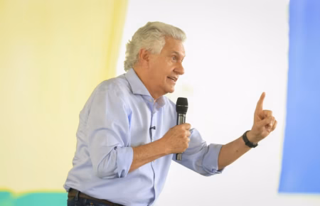 Caiado cobra explicações de Flávio Bolsonaro sobre caso Banco Master