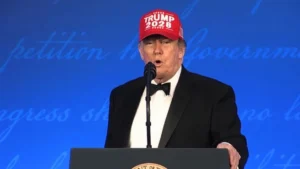 Trump usa boné de 2028, mas 22ª Emenda barra novo mandato