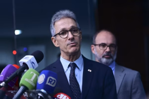 Zema defende ‘rejulgamento’ de Bolsonaro e abandona anistia no Congresso