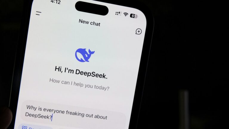 Aplicativo da DeepSeek exibido em um celular