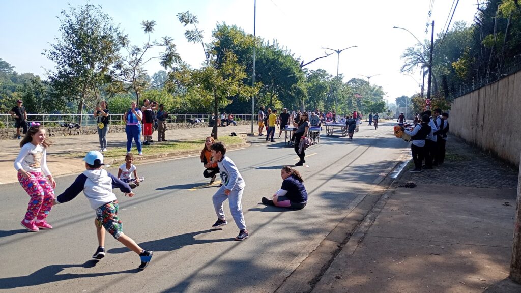 Crianças e famílias participam de atividades do programa MovimentAr em Piracicaba