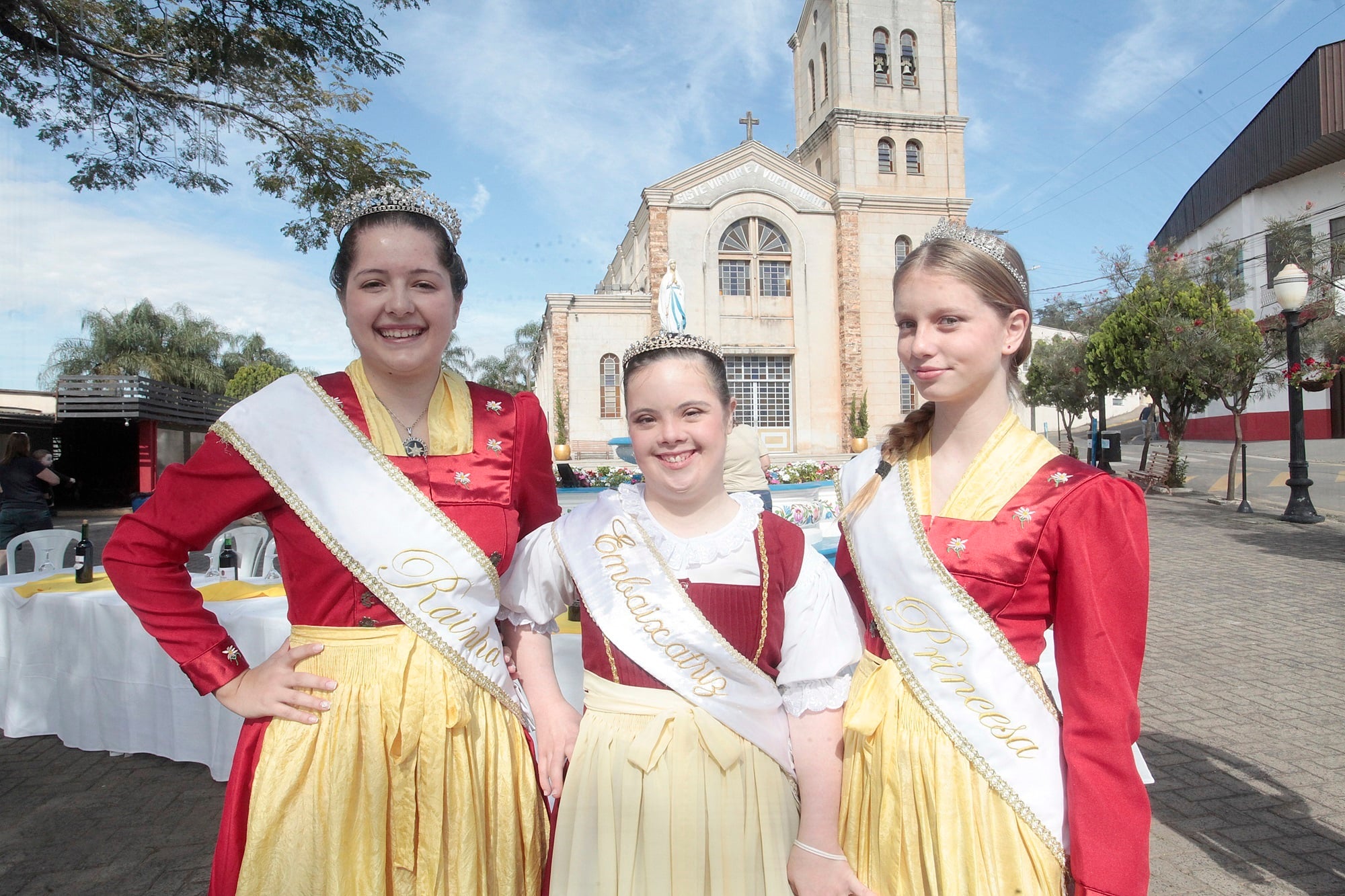 Rainha, embaixatriz e princesa da 29ª Festa da Polenta em trajes típicos
