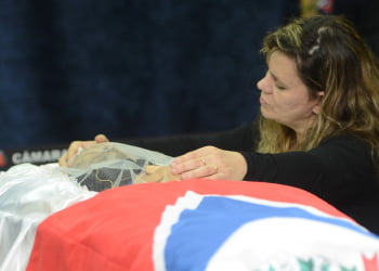 Velório de José Rico atrai multidão para frente da Câmara de Americana