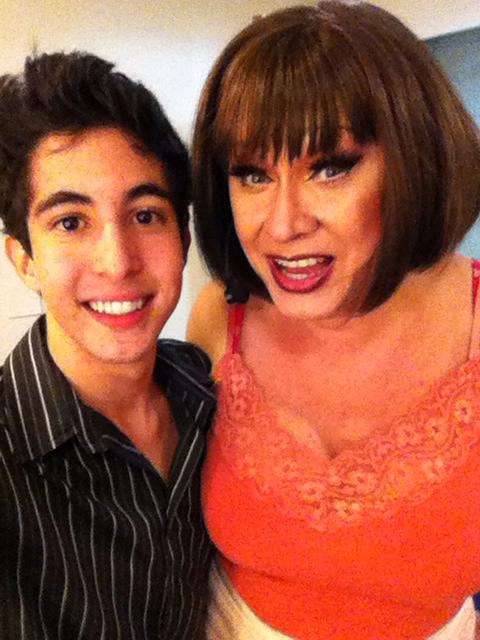 Felipe e Nany posam sorridentes para selfie