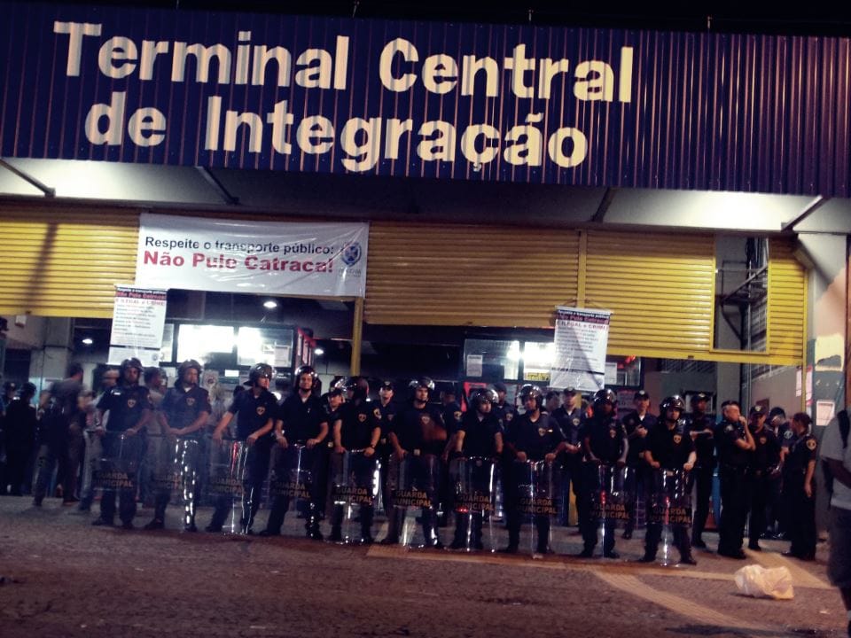 “Pula catraca”: Guardas Municipais impedem protestos nessa noite (5)