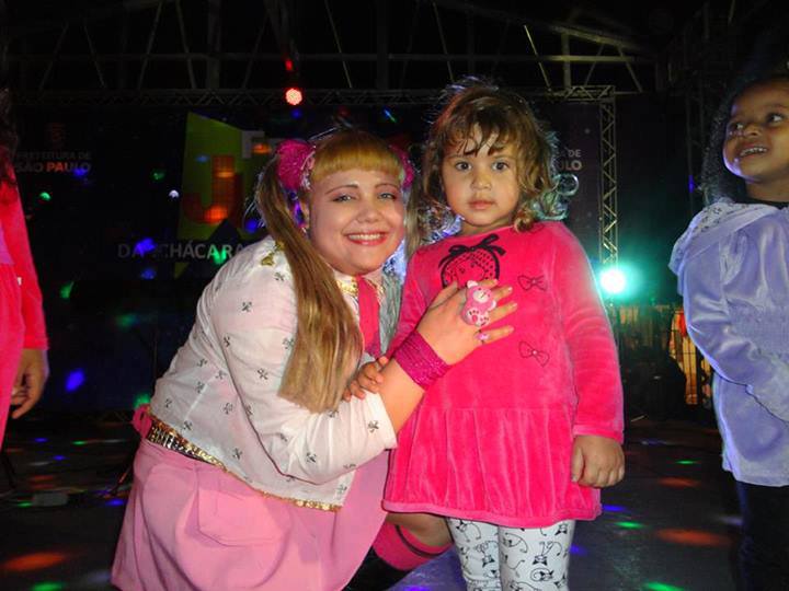 Tidinha posa com fã, em seu show.