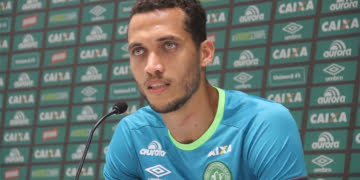 Neto acorda e, sem se lembrar da queda de avião, pergunta sobre jogo