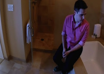 TUDO PELA AUDIÊNCIA: Luiz Bacci entra na banheira onde Whitney foi encontrada morta