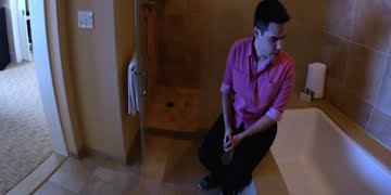 TUDO PELA AUDIÊNCIA: Luiz Bacci entra na banheira onde Whitney foi encontrada morta