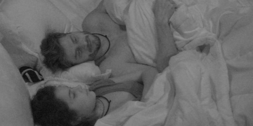 Debaixo do edredon, Emily pede sexo oral em Marcos