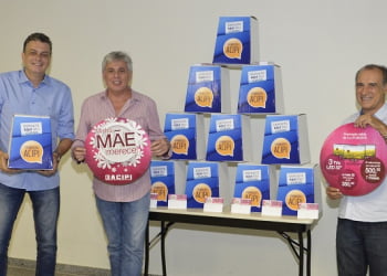 Mauricio Benato, diretor do departamento de Promoções, Paulo Roberto Checoli, presidente, e Luiz Carlos Furtuoso, vice-presidente da Acipi - Foto: Divulgação