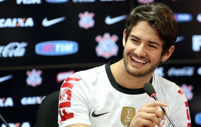 Após rumor de traição, Pato diz que está ‘feliz’ com namorada
