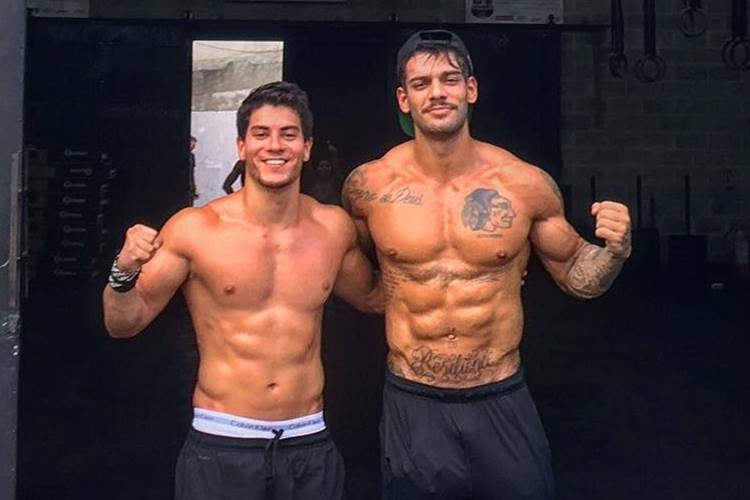 Em rede social, Lucas Lucco e Arthur Aguiar publicam foto após treino