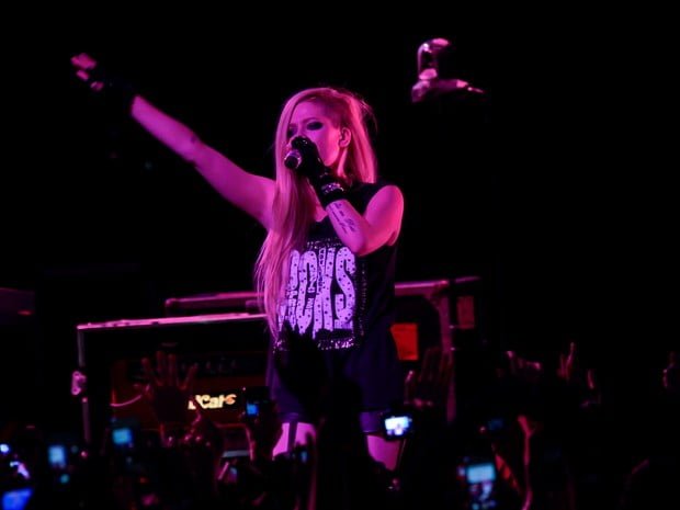 Rapaz que pretende invadir palco de Avril Lavigne grava vídeo e confirma invasão