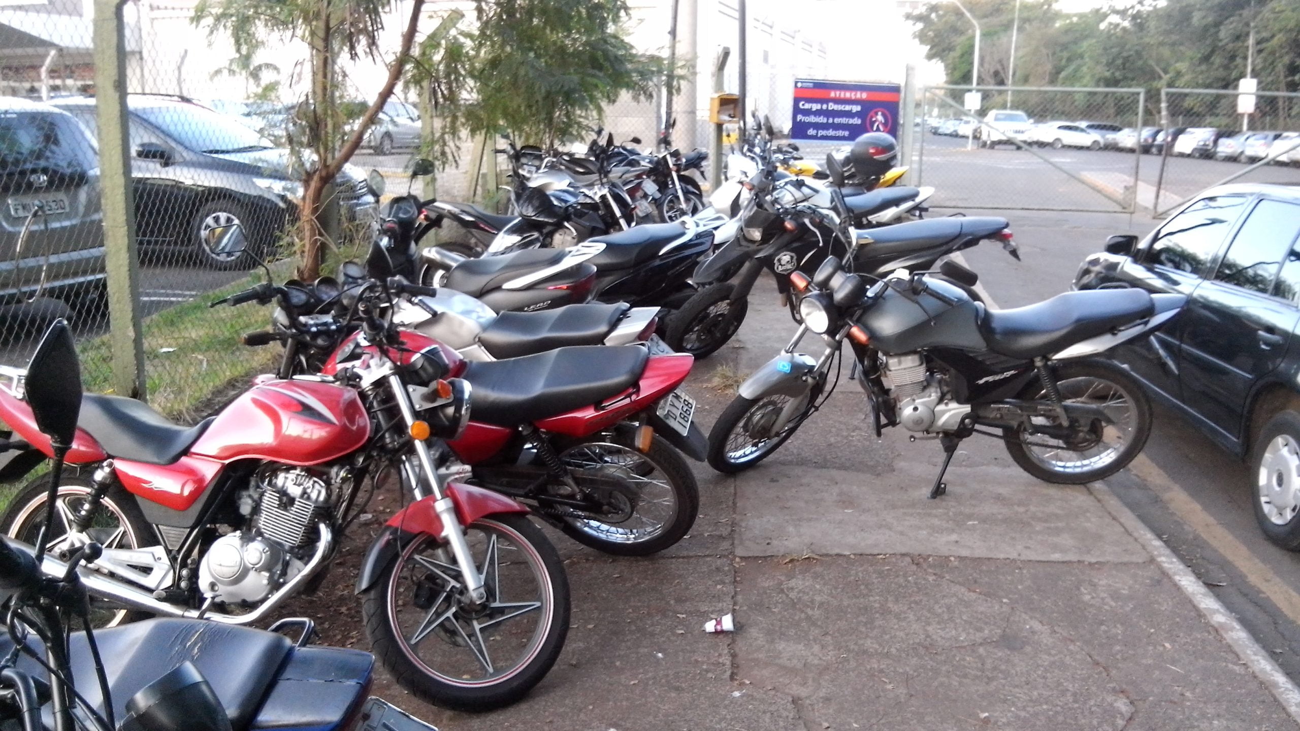 Semultran multa motoristas que estacionam em rua ao lado do shopping