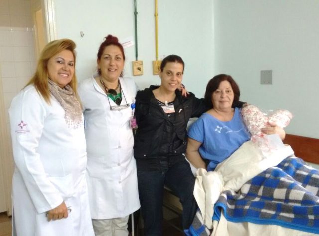 Paciente Maria das Graças Rodrigues ao lado da filha Roberta, foi a primeira a receber a almofada das mãos das assistentes sociais Adaltiva Gama e Luzia Ferreira - Foto: Divulgação