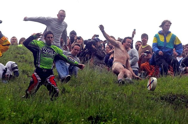 Multidão se reúne para correr atrás de queijo na Inglaterra