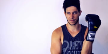 Cantor brasileiro Felipe Edoardo faz sucesso com suas músicas romanticas