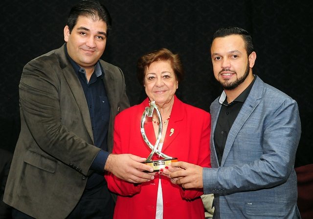 Therezinha Serafim, delegada do Creci, entre os engenheiros da Lindenberg, Carlos Veros e Samuel Martins - Foto: Antonio Trivelin