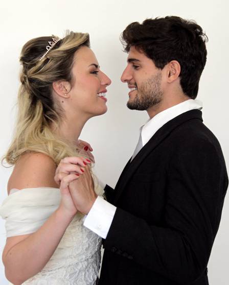 Fernanda e André continuam namoro fora do “BBB”