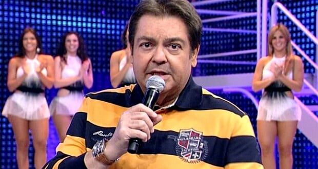 Faustão dá bronca e ameaça demitir bailarinas
