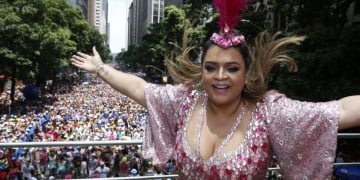 Namorado novo? Preta Gil troca olhares com homem misterioso