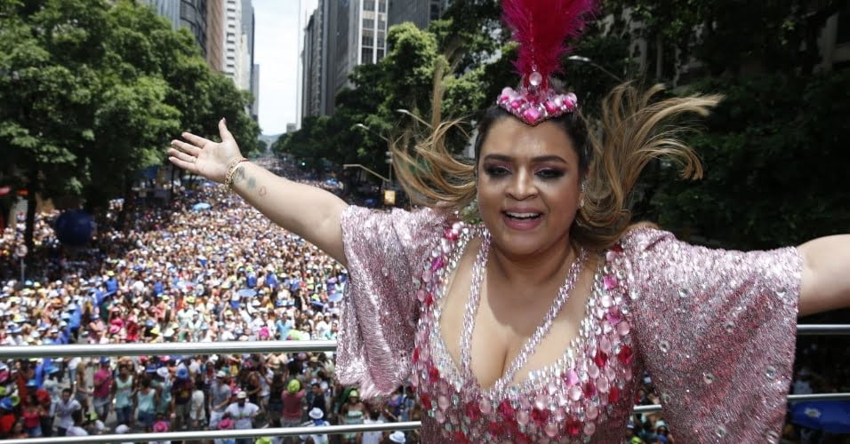 Namorado novo? Preta Gil troca olhares com homem misterioso