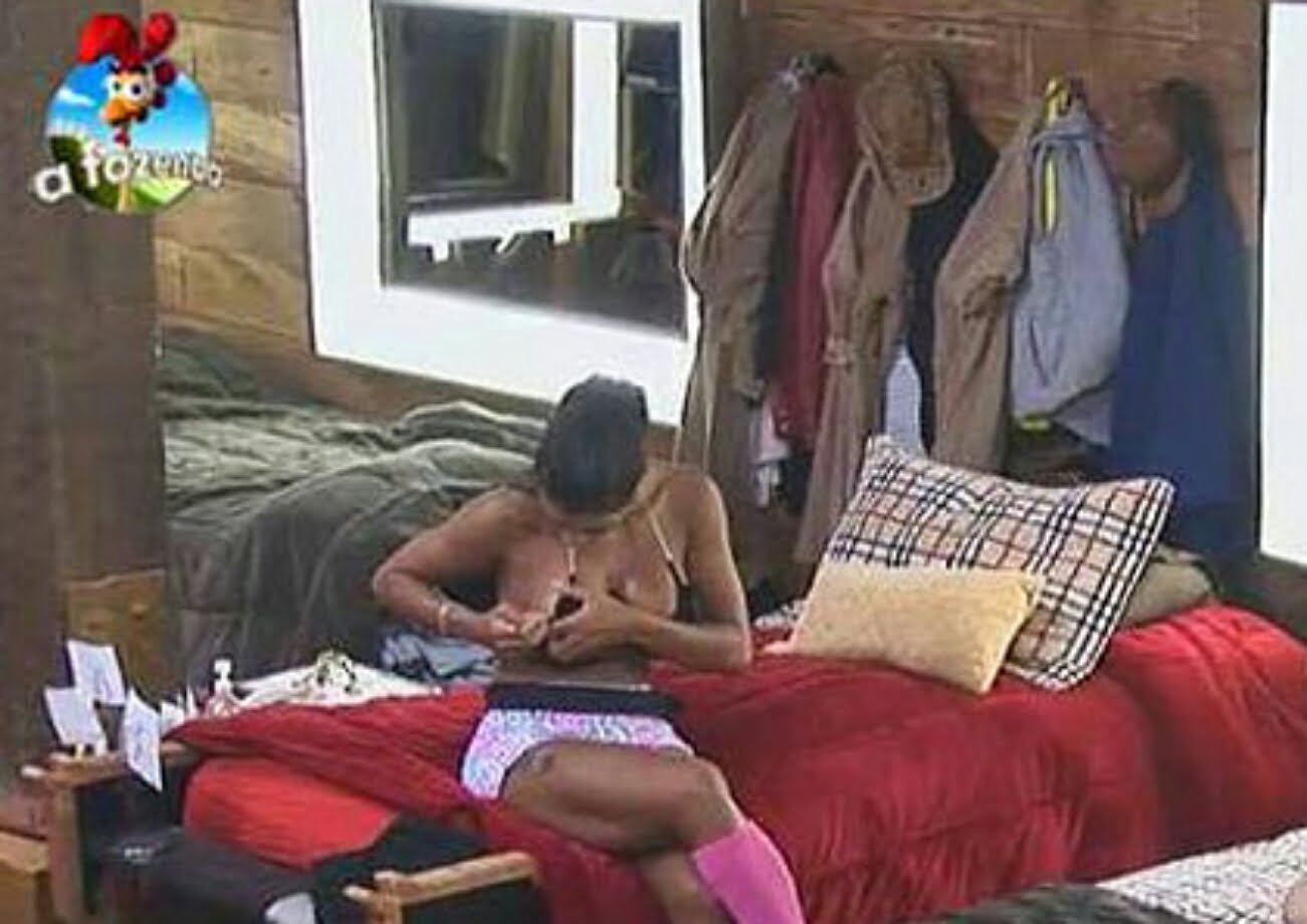 “A Fazenda”: Lorena depila os seios e a virilha com pinça; Veja fotos