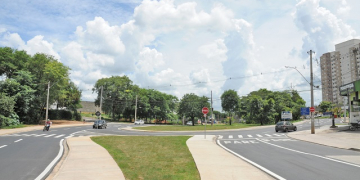 Rotatória da Avenida Vollet Sachs com a Rua Santa Catarina, em Piracicaba, fica pronta