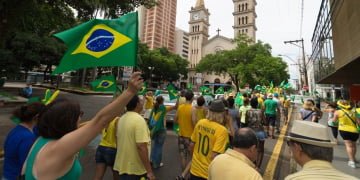 Em Piracicaba, apoiadores de Dilma vão em ato que pede seu impedimento e gera confusão