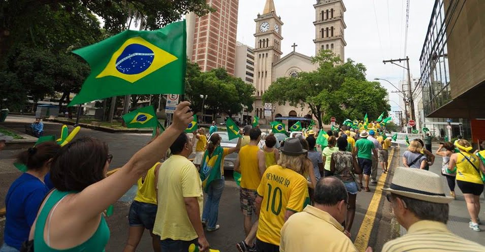 Em Piracicaba, apoiadores de Dilma vão em ato que pede seu impedimento e gera confusão