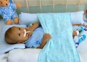 CrianÃ§a tem apenas seis meses e pode morrer antes do um ano caso nÃ£o faÃ§a a cirurgia - Foto: ReproduÃ§Ã£o / TVB Record