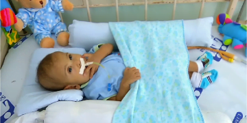 Criança tem apenas seis meses e pode morrer antes do um ano caso não faça a cirurgia - Foto: Reprodução / TVB Record