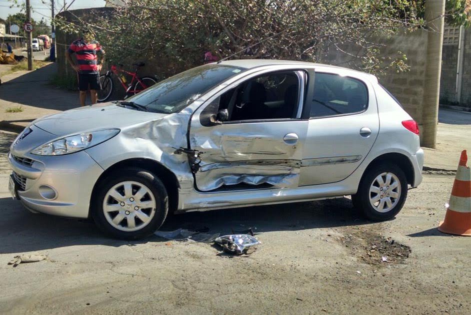 Para fugir da PM, suspeito de roubo pula de caminhonete em movimento