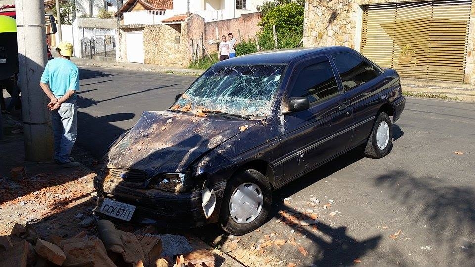 Mulher tem fratura exposta após ser atropelada por motorista sem habilitação