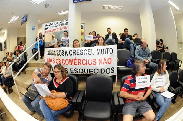 Moradores do Santa Rosa pressionam a Prefeitura em audiência pública